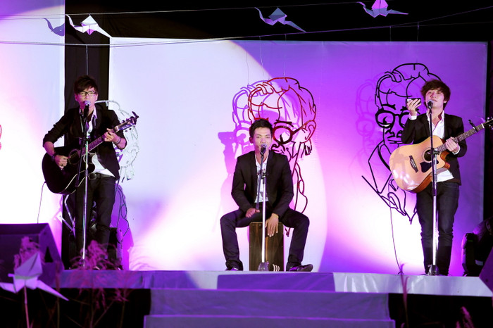 Sở trường chơi nhạc cụ nhuần nhuyễn, giọng hát tốt, cách hoà âm, phối khí hiện đại, 3 chàng trai nhóm It's time đã thổi sức trẻ vào hai ca khúc: Mưa hồng và Con mắt còn lại. Ảnh: Lý Võ Phú Hưng