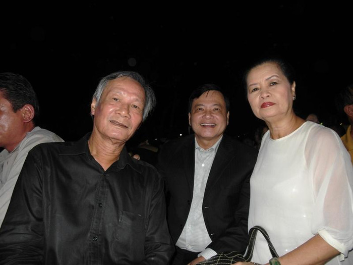 Nhà báo Nguyễn Công Khế, nguyên Tổng Biên tập Báo Thanh Niên (giữa) và vợ chồng em trai của cố nhạc sĩ Trịnh Công Sơn, ông Trịnh Xuân Thịnh. Ảnh: Dương Cầm