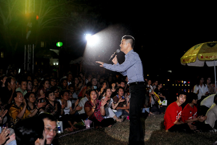 Tiết mục vui nhộn của Đức Tuấn, gợi nhớ về tuổi thơ khép kín thời chiến tranh của nhạc sĩ họ Trịnh. Ảnh: Lý Võ Phú Hưng