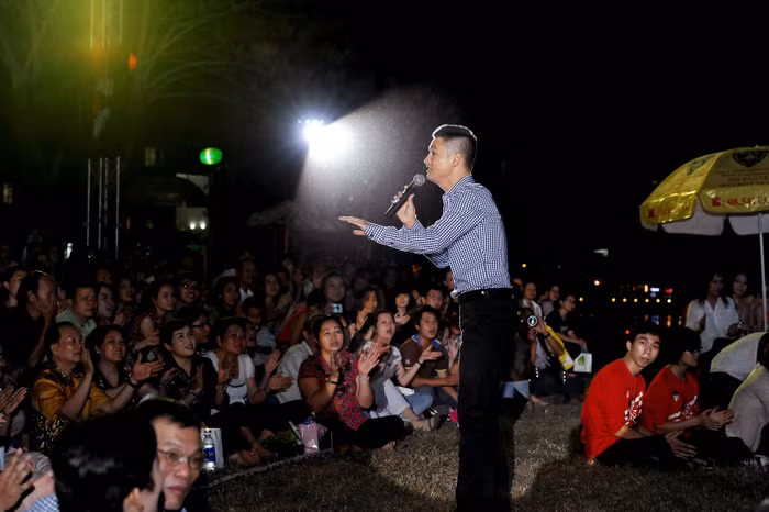 Tiết mục vui nhộn của Đức Tuấn, gợi nhớ về tuổi thơ khép kín thời chiến tranh của nhạc sĩ họ Trịnh. Ảnh: Lý Võ Phú Hưng