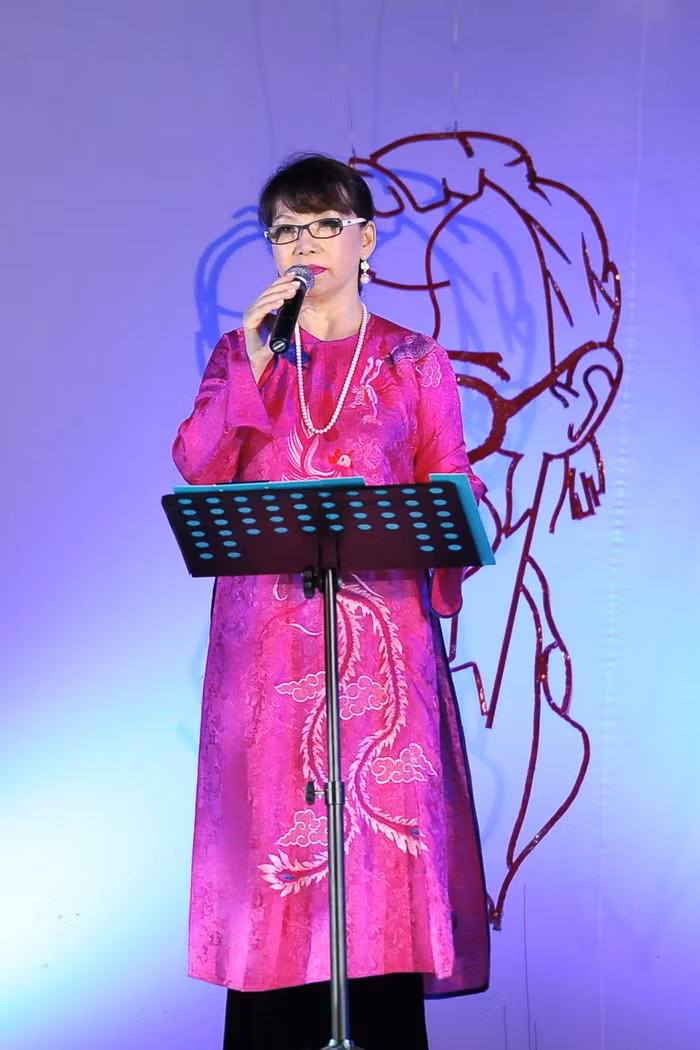 Bà Trịnh Vĩnh Trinh nói lời cảm ơn khán giả đã yêu mến nhạc của anh trai mình. Ảnh: Lý Võ Phú Hưng