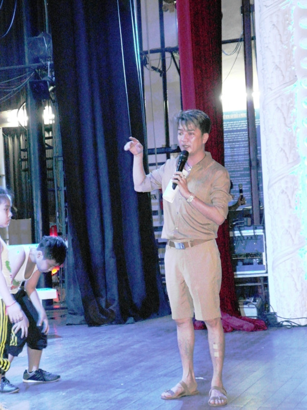 Trong suốt buổi tập, Mr Đàm vừa tất bật tập cho mình, vừa là một người chỉ đạo diễn xuất cho những ca sĩ khác. Trong suốt buổi tập, Mr Đàm vừa tất bật tập cho mình, vừa là một người chỉ đạo diễn xuất cho những ca sĩ khác.