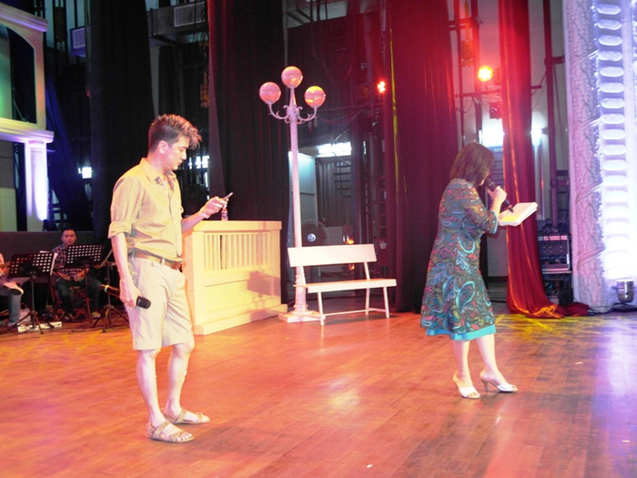 Trong vai trò “chủ xị” của liveshow, Mr Đàm khá bận rộn. Anh cùng với đạo diễn Trần Vi Mỹ, “chuốt” lại từng chi nhỏ. Trong vai trò “chủ xị” của liveshow, Mr Đàm khá bận rộn. Anh cùng với đạo diễn Trần Vi Mỹ, “chuốt” lại từng chi nhỏ.