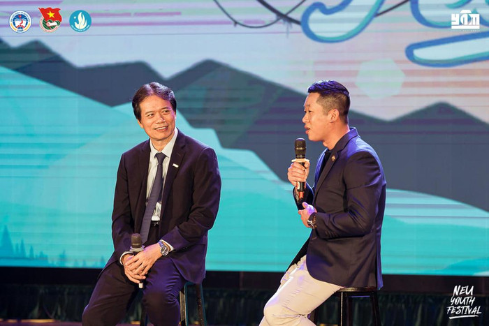 Phần giao lưu, trò chuyện của PGS TS Phạm Hồng Chương - Hiệu Trưởng Trường Đại học Kinh tế Quốc dân và ông Vũ Quốc Khánh - Phó Tổng Giám đốc Ngân hàng Liên Việt. Phần giao lưu, trò chuyện của PGS TS Phạm Hồng Chương - Hiệu Trưởng Trường Đại học Kinh tế Quốc dân và ông Vũ Quốc Khánh - Phó Tổng Giám đốc Ngân hàng Liên Việt.