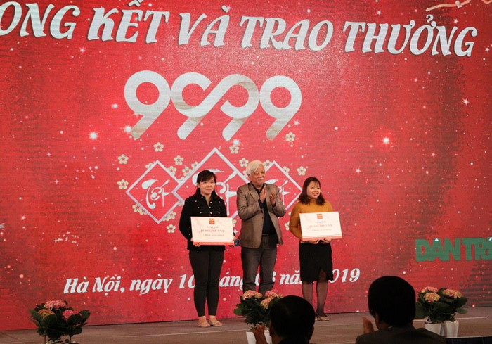 Đại biểu Dương Trung Quốc trao tặng giải thưởng cho các cá nhân tại lễ Tổng kết và trao giải thưởng "9999 Tết". Ảnh: Đỗ Thơm Đại biểu Dương Trung Quốc trao tặng giải thưởng cho các cá nhân tại lễ Tổng kết và trao giải thưởng "9999 Tết". Ảnh: Đỗ Thơm