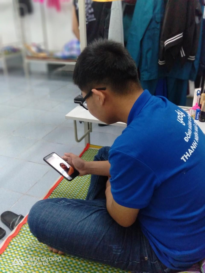 Để khỏa lấp nỗi nhớ nhà, những lúc rảnh rỗi các em đều gọi Facetime cho bố mẹ. Ảnh: Nhân vật cung cấp Để khỏa lấp nỗi nhớ nhà, những lúc rảnh rỗi các em đều gọi Facetime cho bố mẹ. Ảnh: Nhân vật cung cấp
