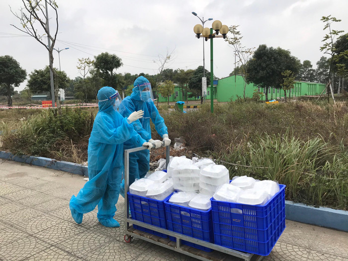 Công việc của Sơn cùng hơn chục thanh niên khác là phát cơm, phát những đồ thiết yếu hoặc chuyển đồ hộ cho người nhà của những người đang thực hiện cách ly. Ảnh: Nhân vật cung cấp Công việc của Sơn cùng hơn chục thanh niên khác là phát cơm, phát những đồ thiết yếu hoặc chuyển đồ hộ cho người nhà của những người đang thực hiện cách ly. Ảnh: Nhân vật cung cấp