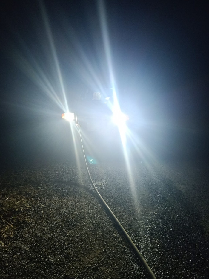 Các thầy giáo phải đi lấy nước đêm. Ảnh: Phòng Giáo dục và Đào tạo Sìn Hồ Các thầy giáo phải đi lấy nước đêm. Ảnh: Phòng Giáo dục và Đào tạo Sìn Hồ