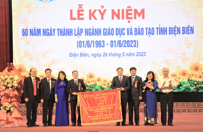 Ông Trần Quốc Cường, Bí thư Tỉnh ủy Điện Biên tặng ngành Giáo dục và Đào tạo tỉnh Điện Biên bức trướng kỷ niệm. Ảnh: Sở Giáo dục và Đào tạo Điện Biên Ông Trần Quốc Cường, Bí thư Tỉnh ủy Điện Biên tặng ngành Giáo dục và Đào tạo tỉnh Điện Biên bức trướng kỷ niệm. Ảnh: Sở Giáo dục và Đào tạo Điện Biên