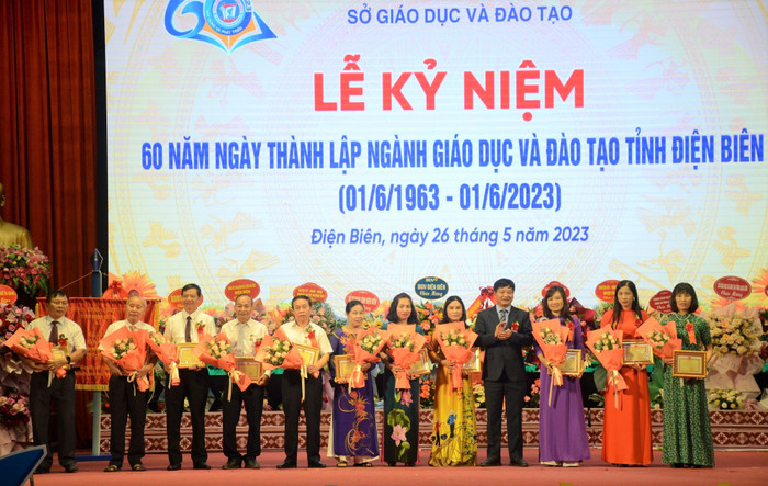 Các cá nhân được tặng thưởng nhân kỷ niệm 60 năm Ngày thành lập ngành Giáo dục và Đào tạo tỉnh Điện Biên. Ảnh: Sở Giáo dục và Đào tạo Điện Biên Các cá nhân được tặng thưởng nhân kỷ niệm 60 năm Ngày thành lập ngành Giáo dục và Đào tạo tỉnh Điện Biên. Ảnh: Sở Giáo dục và Đào tạo Điện Biên