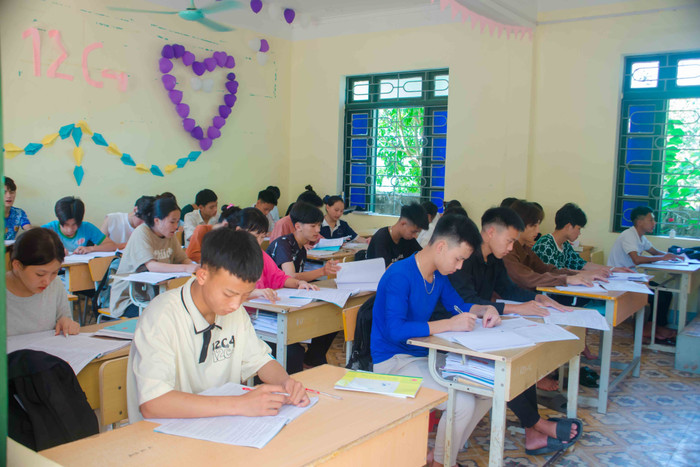 Học sinh trường Phổ thông dân tộc nội trú Trung học phổ thông Mường Nhé (Điện Biên) trong giờ ôn thi chuẩn cho kỳ thi tốt nghiệp Trung học phổ thông năm học 2022 - 2023. Ảnh: Nhà trường cung cấp Học sinh trường Phổ thông dân tộc nội trú Trung học phổ thông Mường Nhé (Điện Biên) trong giờ ôn thi chuẩn cho kỳ thi tốt nghiệp Trung học phổ thông năm học 2022 - 2023. Ảnh: Nhà trường cung cấp