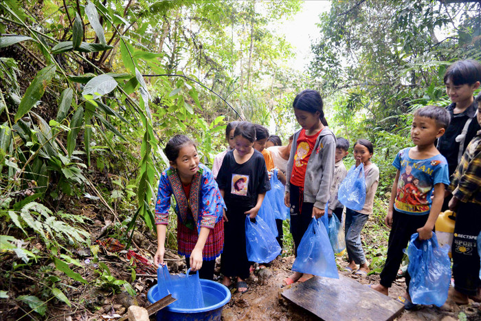 Các em tận dụng tất cả những gì có thể đựng được nước. Ảnh: Phòng Giáo dục và Đào tạo Sìn Hồ Các em tận dụng tất cả những gì có thể đựng được nước. Ảnh: Phòng Giáo dục và Đào tạo Sìn Hồ