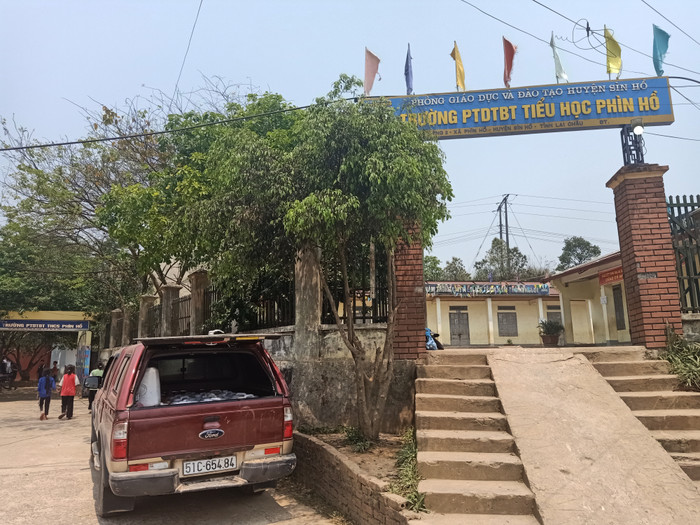 Từng xe nước được vận chuyển về trường để các em có nước nấu ăn. Ảnh: Phòng Giáo dục và Đào tạo Sìn Hồ Từng xe nước được vận chuyển về trường để các em có nước nấu ăn. Ảnh: Phòng Giáo dục và Đào tạo Sìn Hồ