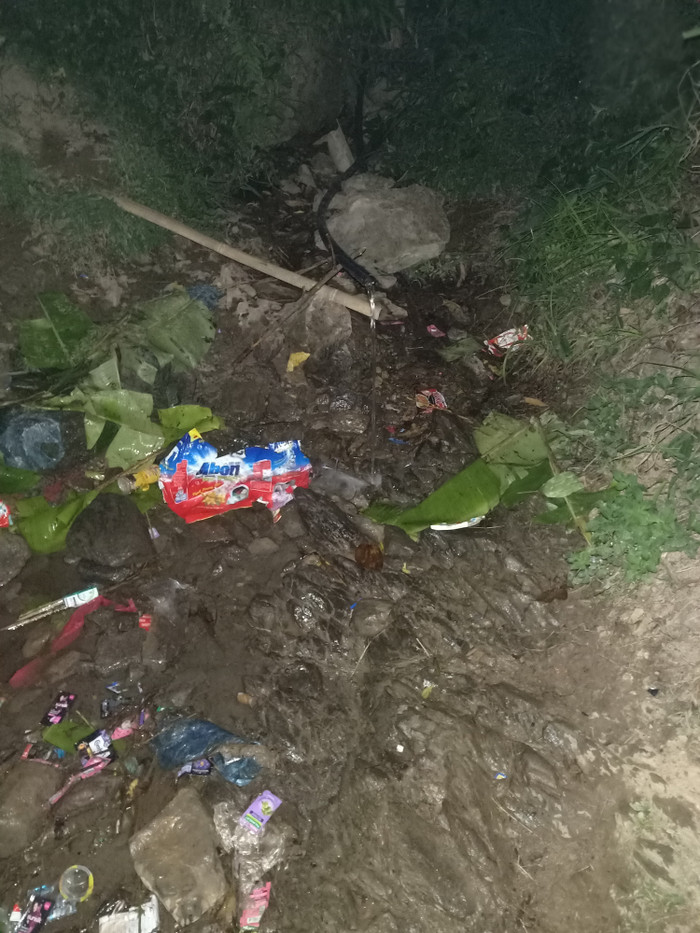 Khe nước vẫn dùng cho các em lấy nước về sinh hoạt nay chỉ còn vài giọt nước. Ảnh: Phòng Giáo dục và Đào tạo Sìn Hồ Khe nước vẫn dùng cho các em lấy nước về sinh hoạt nay chỉ còn vài giọt nước. Ảnh: Phòng Giáo dục và Đào tạo Sìn Hồ