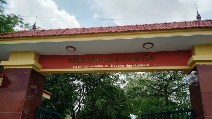 Hiệu trưởng trường Trung học cơ sở Nam Đồng cắt thi đua vì những vấn đề của giáo viên. (Ảnh: LC)