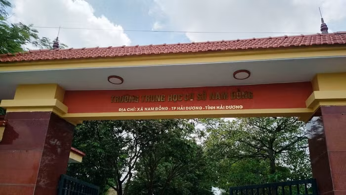 Hiệu trưởng trường Trung học cơ sở Nam Đồng cắt thi đua vì những vấn đề của giáo viên. (Ảnh: LC)