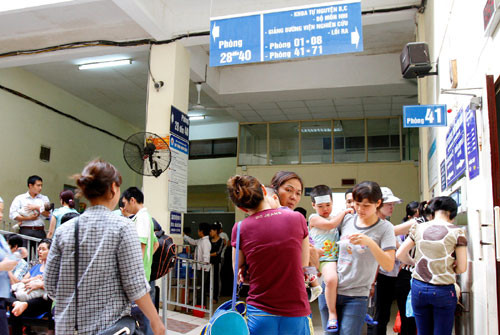 Bệnh viện Nhi trung ương đón nhiều người bệnh trong những ngày nắng nóng.(Ảnh: Mạnh Hà/Hanoimoi)