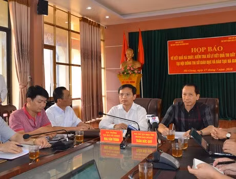 Họp báo chính thức công bố sai phạm điểm thi tại tỉnh Hà Giang. ảnh: Duy Cường.