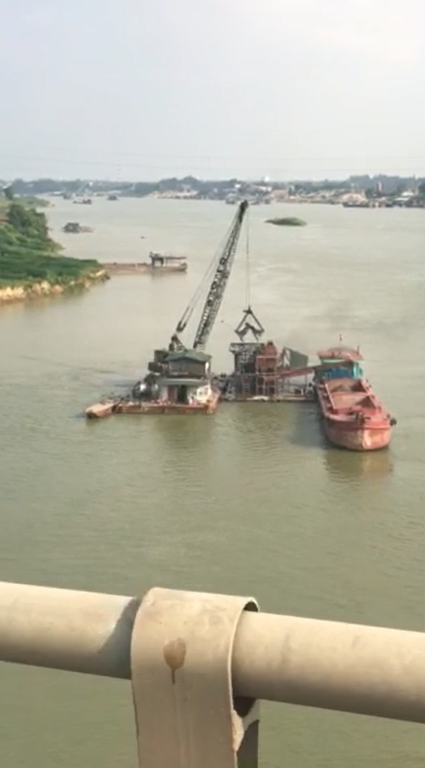 Công trường ngay sát chân cầu (Ảnh cắt ra từ clip) Công trường ngay sát chân cầu (Ảnh cắt ra từ clip)