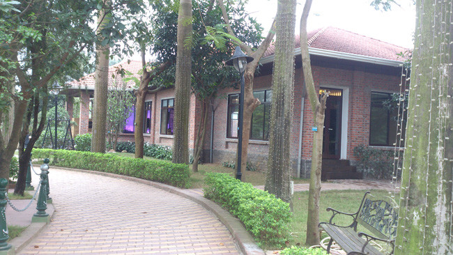 Một trong những công trình tạm trong Khu sinh thái trước cửa Ủy ban nhân dân phường Long Biên (Ảnh: LC) Một trong những công trình tạm trong Khu sinh thái trước cửa Ủy ban nhân dân phường Long Biên (Ảnh: LC)