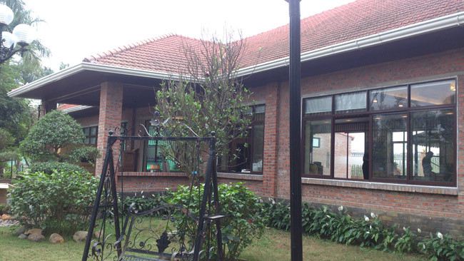 Theo Báo cáo của Ủy ban nhân dân quận Long Biên khu nhà này là "01 mái nhà tạm cấp 4, mái ngói" (Ảnh: LC) Theo Báo cáo của Ủy ban nhân dân quận Long Biên khu nhà này là "01 mái nhà tạm cấp 4, mái ngói" (Ảnh: LC)