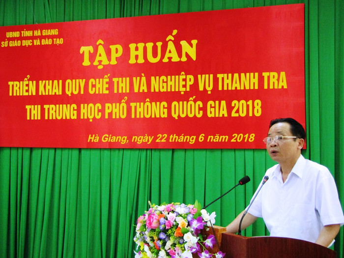 Tại sao Hà Giang chấm thấp điểm cho thí sinh là điều cơ quan chức năng cần làm trõ (Trong ảnh: Ông Vũ Văn Sử, Giám đốc Sở Giáo dục và Đào tạo tỉnh Hà Giang phát biểu trong buổi tập huấn kỳ thi trung học phổ thông quốc gia. Ảnh: Sở giáo dục và đào tạo Hà Giang)