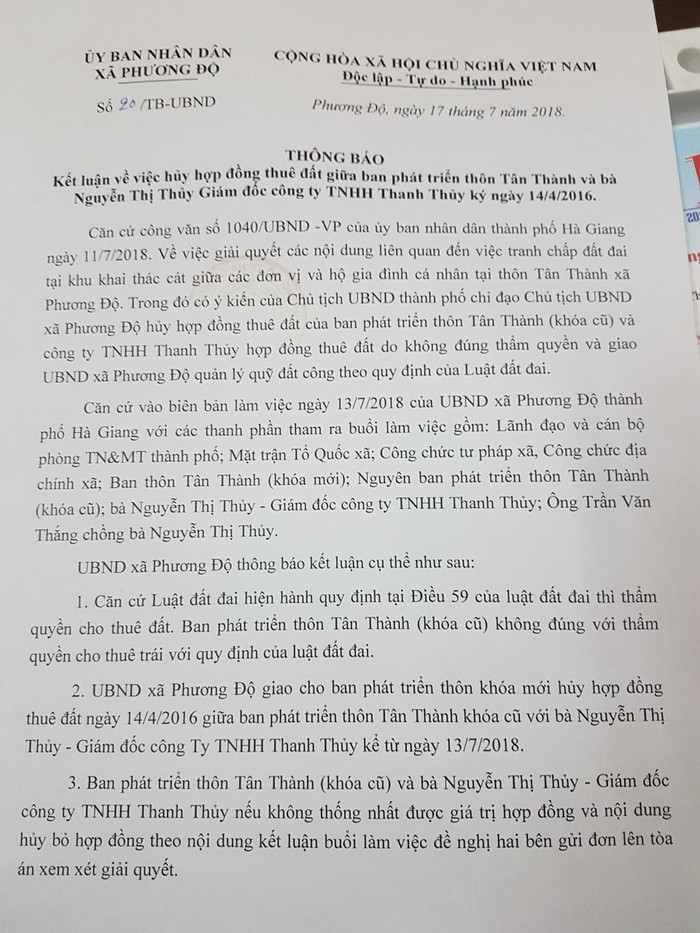 Thông báo của Ủy ban nhân dân xã Phương Độ vì sao không nhắc đến gia đình bà Nhiệu, ai "đạo diễn" việc thuê đất này? (Ảnh: Lại Cường)