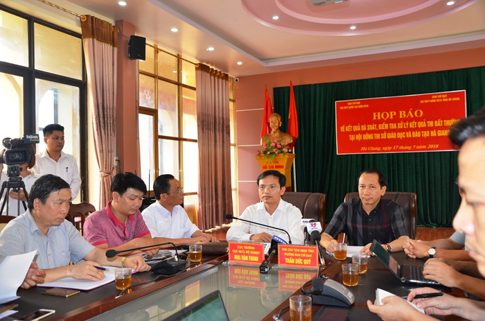 Ông Nguyễn Cao Khương (Áo đỏ từ trái qua) trong buổi họp báo ngày 17/7 (Ảnh: LC)