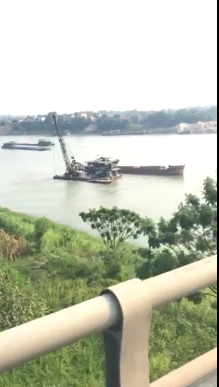 Sát ngay bên công trường bất chấp pháp luật này là bờ bãi của người dân (Ảnh cắt ra từ clip) Sát ngay bên công trường bất chấp pháp luật này là bờ bãi của người dân (Ảnh cắt ra từ clip)