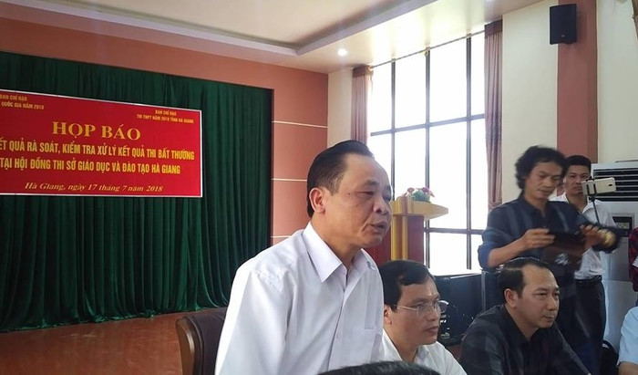 Ông Vũ Văn Sử - Giám đốc Sở Giáo dục và Đào tạo tỉnh Hà Giang: Chúng tôi đã làm hết sức mình và trách nhiệm đến đâu chúng tôi xin hoàn toàn chấp nhận. ảnh: Duy Cường. Ông Vũ Văn Sử - Giám đốc Sở Giáo dục và Đào tạo tỉnh Hà Giang: Chúng tôi đã làm hết sức mình và trách nhiệm đến đâu chúng tôi xin hoàn toàn chấp nhận. ảnh: Duy Cường.