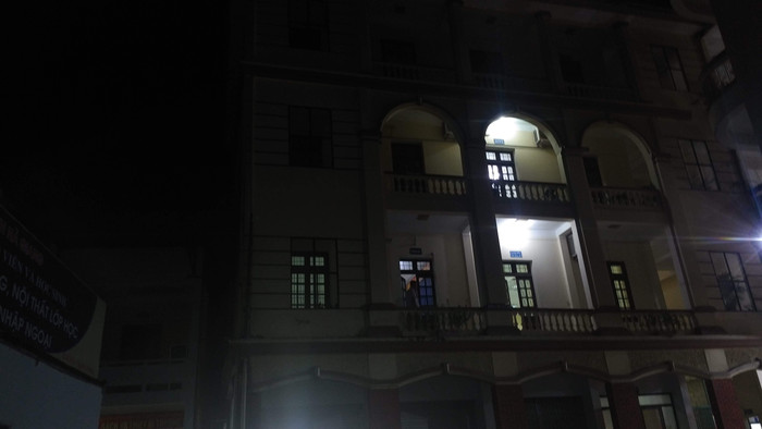 Giữa đêm, phòng làm việc của tổ công tác do Bộ Giáo dục và Đào tạo cử lên vẫn sáng đèn (Ảnh: LC) Giữa đêm, phòng làm việc của tổ công tác do Bộ Giáo dục và Đào tạo cử lên vẫn sáng đèn (Ảnh: LC)