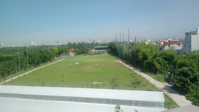 Khu tổ hợp sân golf của Khu sinh thái nhìn từ trên cầu Vĩnh Tuy (Ảnh: TP) Khu tổ hợp sân golf của Khu sinh thái nhìn từ trên cầu Vĩnh Tuy (Ảnh: TP)