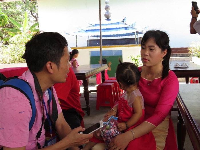 Ngoài giờ thầy giáo dạy trên lớp, các phụ huynh học sinh cho biết, vẫn thường xuyên kèm cặp các em tại nhà. Ảnh Duy Phon Ngoài giờ thầy giáo dạy trên lớp, các phụ huynh học sinh cho biết, vẫn thường xuyên kèm cặp các em tại nhà. Ảnh Duy Phon