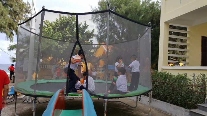 Giờ ra chơi của các em Trường Tiểu học Song Tử Tây. Ảnh Duy Phong Giờ ra chơi của các em Trường Tiểu học Song Tử Tây. Ảnh Duy Phong