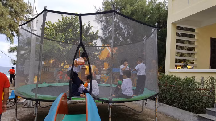 Giờ ra chơi của các em Trường Tiểu học Song Tử Tây. Ảnh Duy Phong