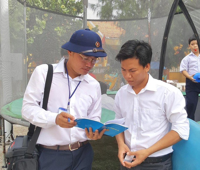 Thầy Quyết cho biết, tuy là nơi xa xôi, còn bộn bề nhiều khó khăn nhưng thầy và trò Trường Tiểu học Song Tử Tây luôn nỗ lực để theo kịp giáo trình đổi mới của ngành giáo dục. Thầy Quyết cho biết, tuy là nơi xa xôi, còn bộn bề nhiều khó khăn nhưng thầy và trò Trường Tiểu học Song Tử Tây luôn nỗ lực để theo kịp giáo trình đổi mới của ngành giáo dục.