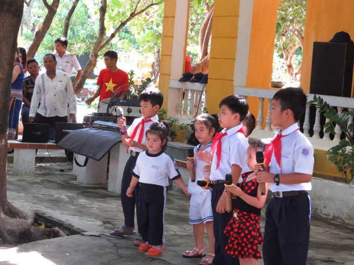 Buổi biểu diễn văn nghệ do các em học sinh ở đảo Trường Sa Đông trình bày. Ảnh Duy Phong Buổi biểu diễn văn nghệ do các em học sinh ở đảo Trường Sa Đông trình bày. Ảnh Duy Phong