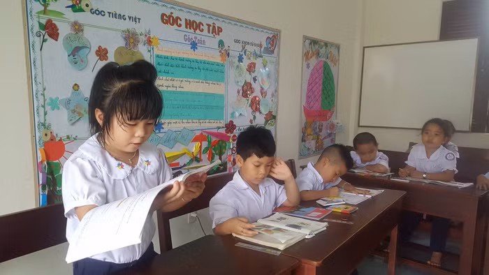 Một buổi học tại Trường Tiểu học Song Tử Tây. Ảnh Duy Phong