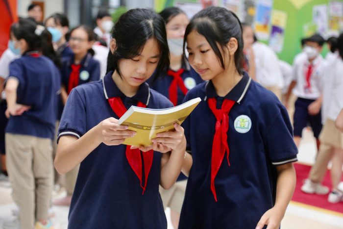 Hào hứng đến với buổi triển lãm, em Nguyễn Minh Ngọc cho biết đây là lần đầu tiên em được tham dự triển lãm liên quan đến sách. Minh Ngọc bày tỏ sự thích thú khi được tìm hiểu về sách giáo khoa Việt Nam qua các thời kỳ và sách giáo khoa của một số nước. &quot;Em nhận thấy sách giáo khoa hiện tại mà chúng em học được trình bày đẹp mắt, nhiều hình ảnh hơn ngày trước rất nhiều. Đó cũng là một lợi thế để em và các bạn học sinh tiếp thu kiến thức tốt hơn&quot;.