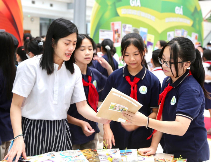Việc thẩm định sách giáo khoa còn cần phải thực hiện qua nhiều vòng, nhiều đợt dẫn đến việc phê duyệt danh mục sách giáo khoa còn chậm. (Ảnh: Thiên Nhi) Việc thẩm định sách giáo khoa còn cần phải thực hiện qua nhiều vòng, nhiều đợt dẫn đến việc phê duyệt danh mục sách giáo khoa còn chậm. (Ảnh: Thiên Nhi)