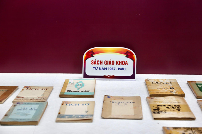 Ngoài việc giới thiệu cho người xem những bộ sách giáo khoa của Việt Nam và thế giới, hoạt động trưng bày còn cung cấp các thông tin so sánh về quy cách của sách giáo khoa Việt Nam và sách giáo khoa của các nước theo một số tiêu chí cụ thể; cùng với đó là giới thiệu các hoạt động thực hành với sách giáo khoa được một số nước trên thế giới thực hiện.