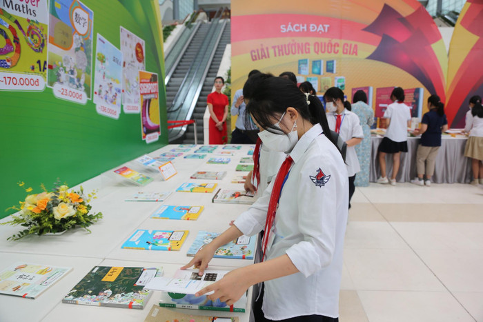 Trong buổi sáng ngày 29/9, Bộ Giáo dục và Đào tạo cũng tổ chức Hội thảo về sách giáo khoa giáo dục phổ thông. Hội thảo và trưng bày nhằm đánh giá những kết quả biên soạn, thẩm định, xuất bản, lựa chọn, sử dụng sách giáo khoa giáo dục phổ thông. Từ đó, đưa ra các đề xuất, những định hướng, giải pháp nâng cao chất lượng biên soạn, thẩm định, xuất bản, phát hành, lựa chọn và sử dụng sách giáo khoa giáo dục phổ thông.