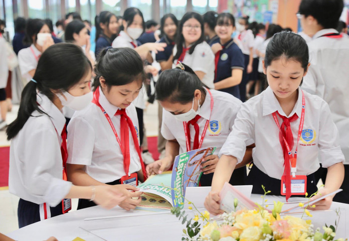 Nhóm học sinh đến từ Trường Trung học cơ sở Phú Đô cùng tìm hiểu nội dung của các bộ sách giáo khoa.