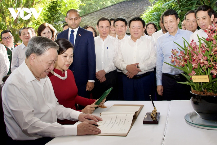 Sau khi ký sổ lưu niệm, Tổng Bí thư Tô Lâm và Phu nhân gắn biển tên cho cây hoa lan. Ảnh: VOV singapore1jpeg-1741747665869-17417476659771820640950.jpg
