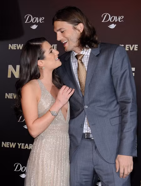 Chồng Demi Moore lộ liễu "soi" ngực Lea Michele ảnh 1 Ashton Kutcher và Lea Michele có mặt trên thảm đỏ trong buổi công chiếu bộ phim 'New Year's Eve' tại Los Angeles tối 6/12.