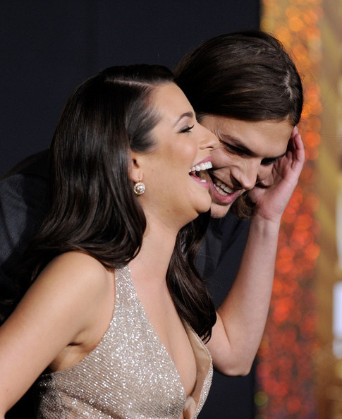 Chồng Demi Moore lộ liễu "soi" ngực Lea Michele ảnh 4 Cặp đôi tỏ ra thân thiết, gần gũi trên thảm đỏ. Thỉnh thoảng Lea Michele còn đặt tay lên má của Ashton, còn chồng Demi Moore cũng 'dán mắt' vào vòng một của người đẹp.
