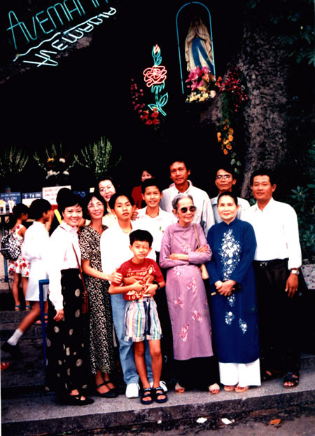 Cuộc đời Đơn Dương qua những bức ảnh chưa từng công bố ảnh 3 khánh trung áo trắng đứng kế bé áo đỏ con trai út đơn dương, đứng kế bên tay trái khánh trung là con trai lớn Đơn Dương.