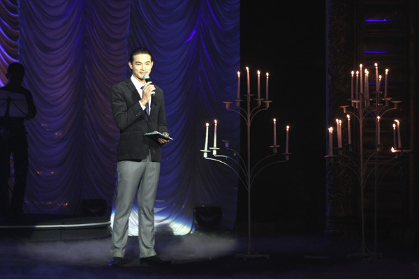 Bên cạnh vai trò ca sĩ, Quách Ngọc Ngoan còn đảm nhận vai trò MC trong đêm nhạc. Tuy nhiên, anh đã khiến người xem phải thất vọng bởi anh không biết cách diễn đạt và ngắt câu đúng chỗ. Nhiều khán giả lắc đầu cho rằng, đáng lẽ Ngọc Ngoan không nên mạo hiểm lấn sân vào lĩnh vực này. Bên cạnh vai trò ca sĩ, Quách Ngọc Ngoan còn đảm nhận vai trò MC trong đêm nhạc. Tuy nhiên, anh đã khiến người xem phải thất vọng bởi anh không biết cách diễn đạt và ngắt câu đúng chỗ. Nhiều khán giả lắc đầu cho rằng, đáng lẽ Ngọc Ngoan không nên mạo hiểm lấn sân vào lĩnh vực này.