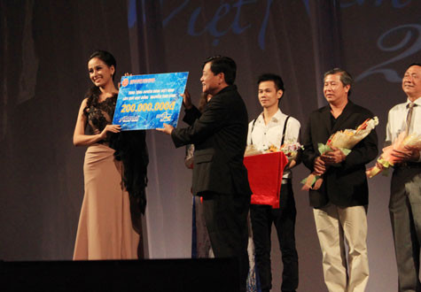 Mai Phương Thúy trao 200 triệu đồng cho quỹ học bổng Nguyễn Thái Bình. Mai Phương Thúy trao 200 triệu đồng cho quỹ học bổng Nguyễn Thái Bình.