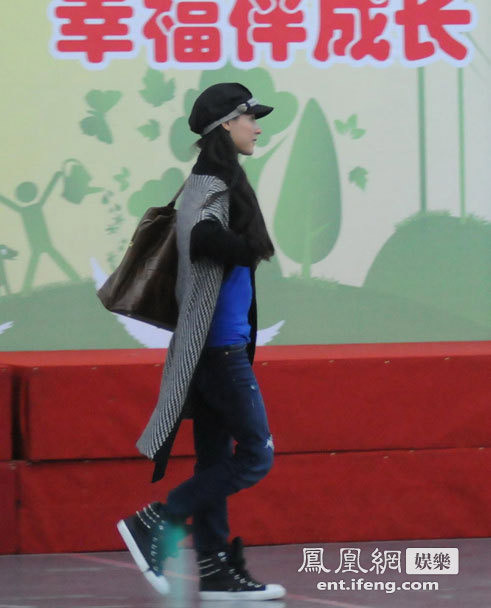 Trương Bá Chi bụng to bất thường ảnh 4 Vóc dáng Bá Chi vẫn rất gày gò, dù vậy vòng bụng cô nhô cao khiến nhiều người đặt dấu hỏi nghi ngờ. Theo một nguồn tin, dù chia tay Tạ Đình Phong, Bá Chi vẫn giữ mối quan hệ rất thân thiết với chồng cũ, cả hai thường bí mật gặp nhau khi có dịp.